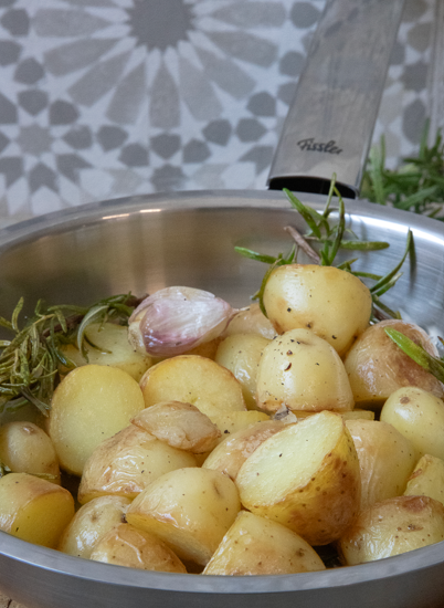 Patatas salteadas con romero y ajo