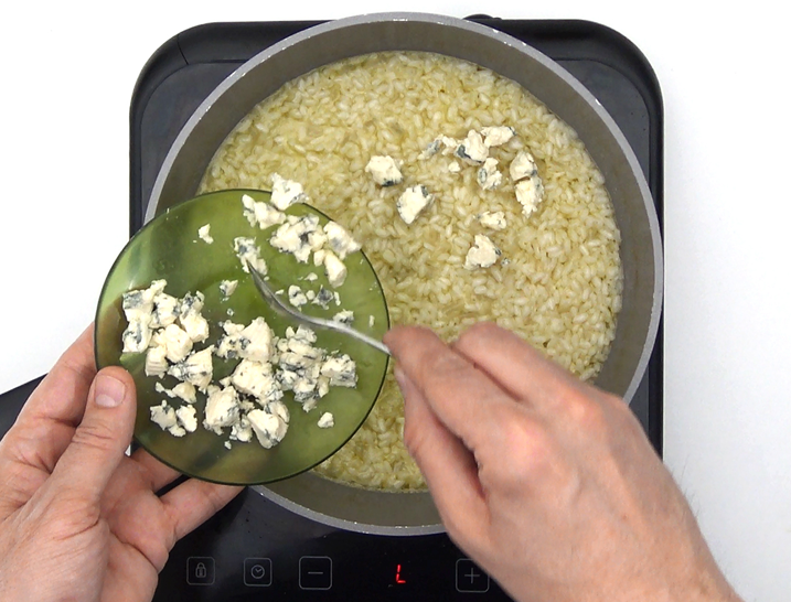 Risotto a los 4 quesos cremoso: receta italiana fácil