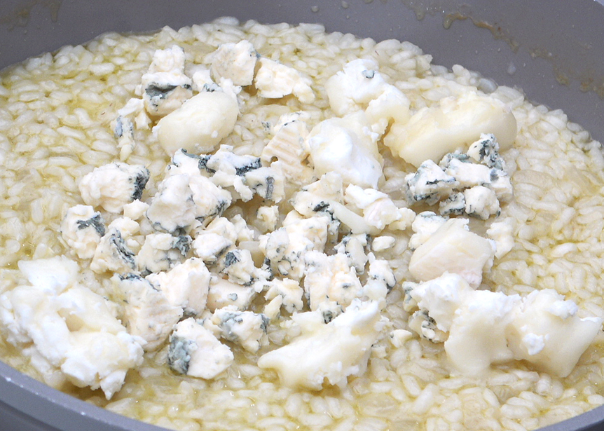 Risotto a los 4 quesos cremoso: receta italiana fácil