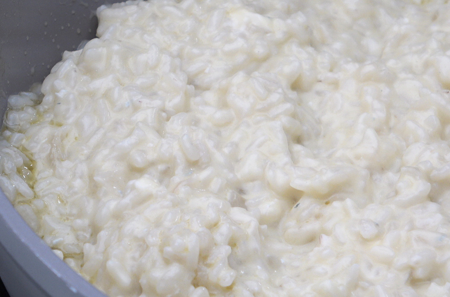 Risotto a los 4 quesos cremoso: receta italiana fácil