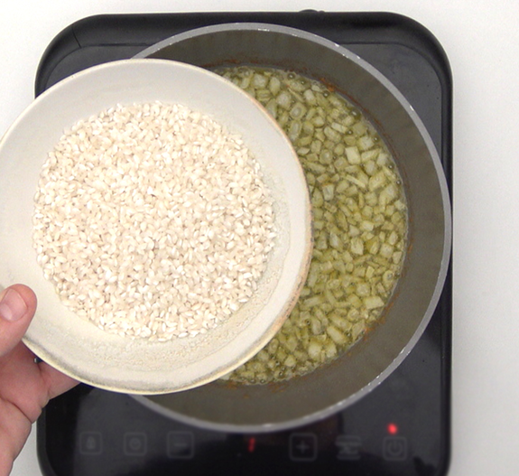 Risotto a los 4 quesos cremoso: receta italiana fácil