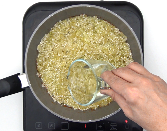 Risotto a los 4 quesos cremoso: receta italiana fácil