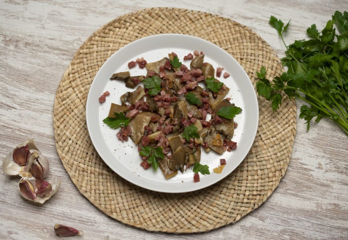 Setas al ajillo con jamón